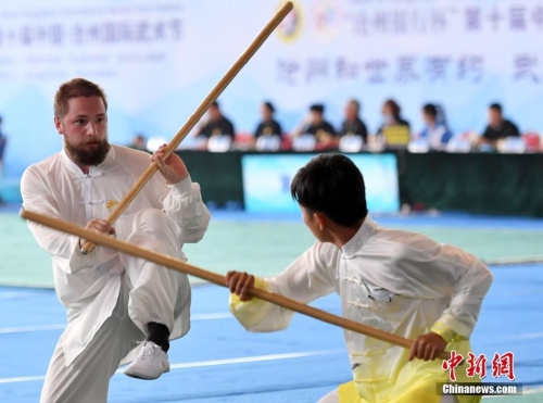 图为比赛现场,国际组“对打”。<a target='_blank' href='http://www.chinanews.com/'>中新社</a>记者 翟羽佳 摄 图为比赛现场,国际组“对打”。<a target='_blank' href='http://www.chinanews.com/'>中新社</a>记者 翟羽佳 摄