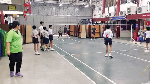 该校羽球学会队由校方聘请专人教学。(马来西亚《光华日报》/黄意婷 摄)