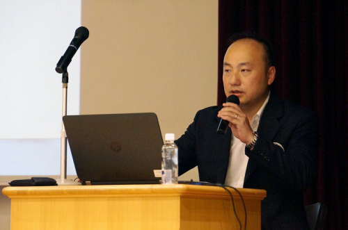 横滨山手中华学校校长 张岩松 发表主题演讲。