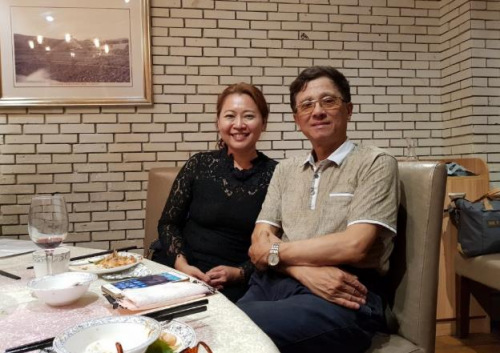 杨逸明(右)赠莉璇一句话:诗词长上音乐的翅膀,可以飞得更高更远,她笑着吐吐舌:写诗的人都是这样说话!(马来西亚《星洲日报》) 杨逸明(右)赠莉璇一句话:诗词长上音乐的翅膀,可以飞得更高更远,她笑着吐吐舌:写诗的人都是这样说话!(马来西亚《星洲日报》)