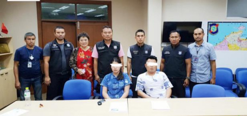 中国籍黑导Li Wen Yong(33岁),以及一名泰籍女导游帕拉萍(27岁)被警方逮捕。 中国籍黑导Li Wen Yong(33岁),以及一名泰籍女导游帕拉萍(27岁)被警方逮捕。