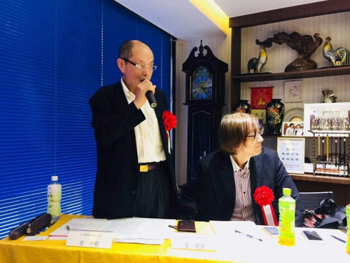 金晓明会长主持会议 (来源:日本中文导报) 金晓明会长主持会议 (来源:日本中文导报)