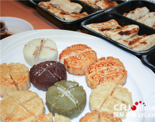 旅波华侨精心制作的各种口味的月饼