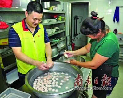 4 成形 师傅左手抓起一把肉泥,手心一用力,肉泥就从拇指和食指留有空隙中蹦出,右手握着汤匙将肉丸舀出。然后将制作好的肉丸放在80℃的水中浸泡。 4 成形 师傅左手抓起一把肉泥,手心一用力,肉泥就从拇指和食指留有空隙中蹦出,右手握着汤匙将肉丸舀出。然后将制作好的肉丸放在80℃的水中浸泡。