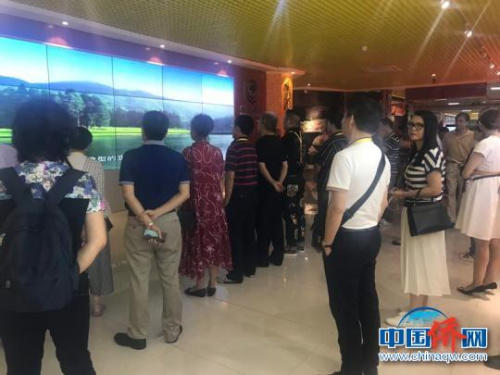 图为访问团在考察 钟欣 摄 图为访问团在考察 钟欣 摄
