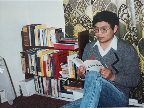 1990年留学期间逯高清在布里斯班家中读书 1990年留学期间逯高清在布里斯班家中读书