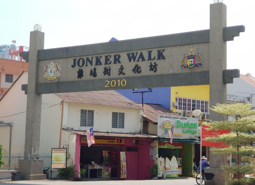 充满中华民族及文化气息的鸡场街文化坊，2010年增设中文牌楼后更添亲切感。（马来西亚《星洲日报》）