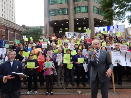 霍登表示,雷克岛有足够的空间对现有监狱进行翻修或扩建,满足司法改革的需求。(美国《世界日报》/和钊宇 摄) 霍登表示,雷克岛有足够的空间对现有监狱进行翻修或扩建,满足司法改革的需求。(美国《世界日报》/和钊宇 摄)