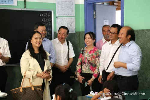交流团走进龙甲中文学校课堂。 交流团走进龙甲中文学校课堂。
