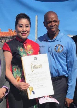 布鲁克林亚当斯区长颁奖给项静文 布鲁克林亚当斯区长颁奖给项静文