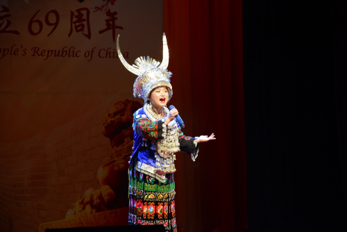 苗族女生独唱《苗岭飞歌》 苗族女生独唱《苗岭飞歌》