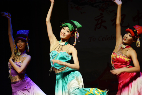 彝族群舞《五彩云霞》。 彝族群舞《五彩云霞》。