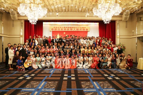 日本中部6县的华侨华人、日本友人、留学生等170余人欢聚一堂，热烈庆祝中华人民共和国69周年华诞。