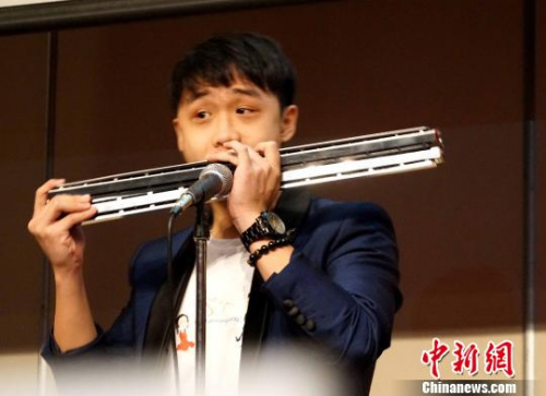 如人手臂般粗长的巨型口琴 陈悦 摄 如人手臂般粗长的巨型口琴 陈悦 摄