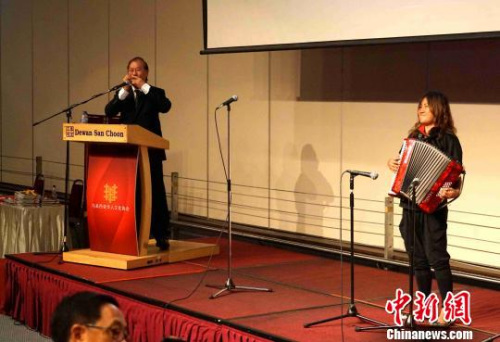 张雅诰父女合奏 陈悦 摄 张雅诰父女合奏 陈悦 摄