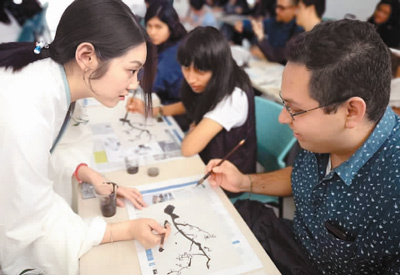 图为秘鲁利马天主教大学和里卡多帕尔玛大学所属的孔子学院为庆祝中华人民共和国成立69周年举办中国文化展演。 （照片由孟可心提供）