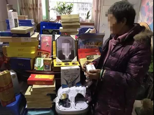 郭大娘守着老伴的遗像,和他留下的满屋保健品 郭大娘守着老伴的遗像,和他留下的满屋保健品
