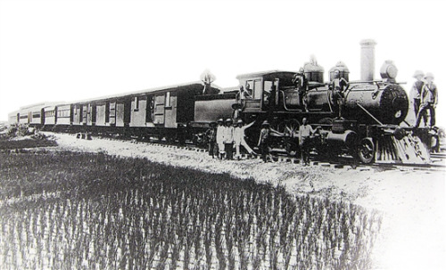 新宁铁路技术人员与火车合影 本版图片由台山市博物馆提供(除署名外)
