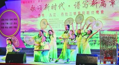 图为晚会演出现场。本报记者 王忠耀摄/光明图片 图为晚会演出现场。本报记者 王忠耀摄/光明图片