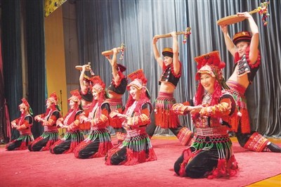 9月24日，“天涯共此时·彩云南歌舞晚会”在开罗中国文化中心演出大厅隆重上演。图为云南文化艺术团演员表演少数民族舞蹈。新华社记者孟涛摄