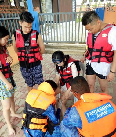 救护员为香港女游客处理伤口。（马来西亚《星洲日报》）