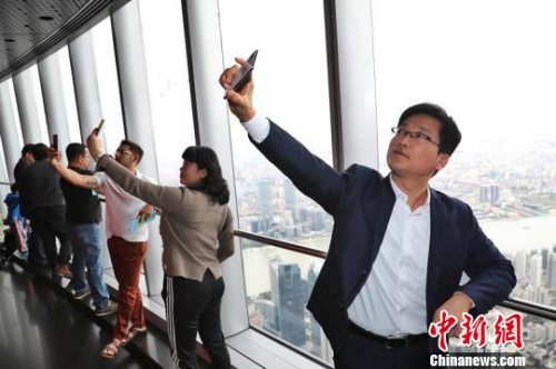 海外华文媒体代表在“上海之巅”感受城市发展。　张亨伟 摄