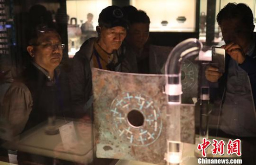 海外华文媒体代表欣赏上海博物馆青铜器。　张亨伟 摄