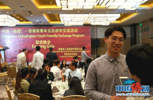 福建中医药大学23岁的学生庄智迪,19日参加了中国(福建)-菲律宾青年互访游学交流活动。他希望两国青年借此机会交流了解,发现两国之间可以相互学习借鉴之处。 高天胤 摄 福建中医药大学23岁的学生庄智迪,19日参加了中国(福建)-菲律宾青年互访游学交流活动。他希望两国青年借此机会交流了解,发现两国之间可以相互学习借鉴之处。 高天胤 摄