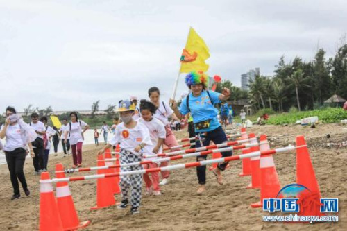 潭门赶海运动会之“翻山越岭”。 李心如 摄 潭门赶海运动会之“翻山越岭”。 李心如 摄