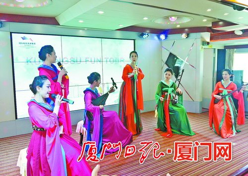“鹭江之星”游船邀请专业南音演员为游客表演。