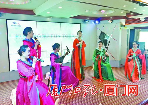 “鹭江之星”游船邀请专业南音演员为游客表演。 “鹭江之星”游船邀请专业南音演员为游客表演。