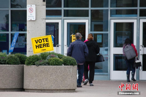 当地时间10月22日，加拿大人口最多的省份安大略省举行市政选举，图为多伦多市民赴一间投票站参与投票。安省444个城市在这一天进行市长、市议员、区议员及学务委员等职位的选举。华人在此次选举中参政热情高涨。在大多伦多地区，有近90名华人参选者投入选战，数目创下历届新高。<a target='_blank' href='http://www.chinanews.com/'>中新社</a>记者 余瑞冬 摄