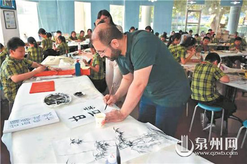 土耳其客人饶有兴致地拿起毛笔写汉字 土耳其客人饶有兴致地拿起毛笔写汉字