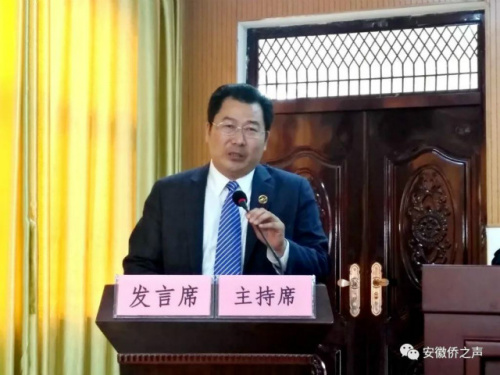 图为美国纽约华人总商会会长徐家树发言 