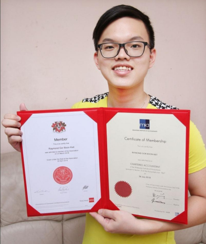 吴文杰展示他的英国特许公认会计师公会会员证书和马来西亚会计协会会员证书。（马来西亚《星洲日报》）