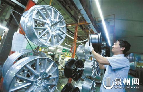 南安申利卡铝业生产车间内正在赶制销往日本的轮毂