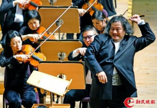 图说:汤沫海在充满激情地指挥中 新民晚报记者 郭新洋 摄 图说:汤沫海在充满激情地指挥中 新民晚报记者 郭新洋 摄