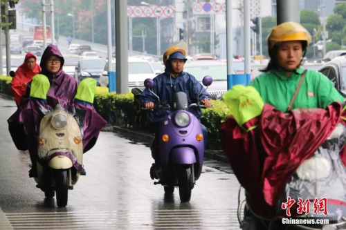 资料图：公路上的电动车。林馨 摄