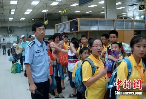 边检民警为赴港参加世界青少年奥林匹克数学竞赛亚洲精英赛的参赛选手提供通关便捷服务。作 者：黄俊生