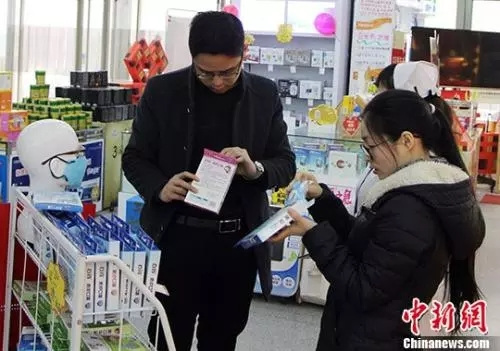 资料图:市民在药店购买药品。<a target='_blank' href='http://www.chinanews.com/'>中新社</a>记者 韩冰 摄 资料图:市民在药店购买药品。<a target='_blank' href='http://www.chinanews.com/'>中新社</a>记者 韩冰 摄