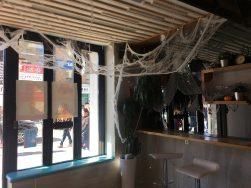 蜘蛛网、蜘蛛及蝙蝠多为商家装饰于店内的材料。(美国《世界日报》/赖蕙榆 摄)