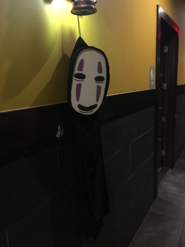 神隐少女为题的日式餐厅,以千寻、锅炉爷爷、无脸男做为店内装饰。(美国《世界日报》/赖蕙榆 摄) 神隐少女为题的日式餐厅,以千寻、锅炉爷爷、无脸男做为店内装饰。(美国《世界日报》/赖蕙榆 摄)