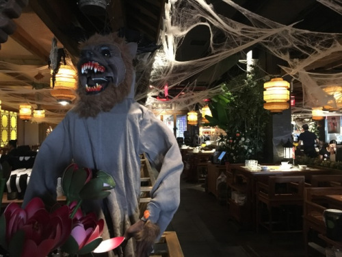 店内还以狼人装置布置万圣节。(美国《世界日报》/赖蕙榆 摄) 店内还以狼人装置布置万圣节。(美国《世界日报》/赖蕙榆 摄)