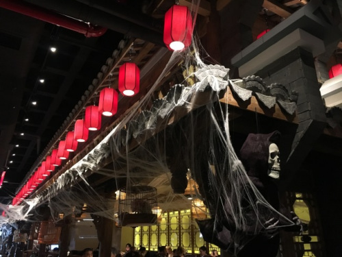 高挂的灯笼及蜘蛛网使店内增添神秘、老旧感。(美国《世界日报》/赖蕙榆 摄) 高挂的灯笼及蜘蛛网使店内增添神秘、老旧感。(美国《世界日报》/赖蕙榆 摄)