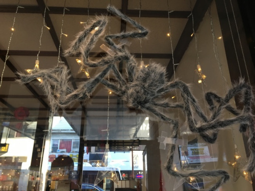 蜘蛛网、蜘蛛及蝙蝠多为商家装饰于店内的材料，图为老城一锅店外装饰。(美国《世界日报》/赖蕙榆 摄)