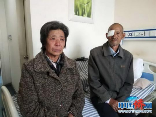 图为接受治疗的患者与他的家人。 李秋燕 摄 图为接受治疗的患者与他的家人。 李秋燕 摄
