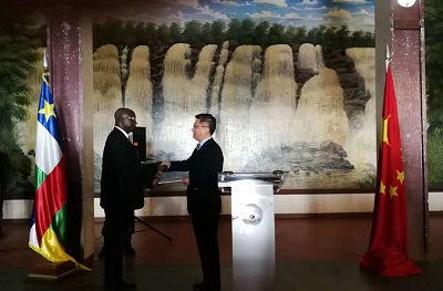 中非国民议会议长洛朗•恩贡向陈栋大使移交悼念簿。(图片来源：中国驻中非大使馆网站)