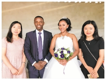 塞尔(左二)和新娘在婚礼现场与孔子学院教师合影。 塞尔(左二)和新娘在婚礼现场与孔子学院教师合影。