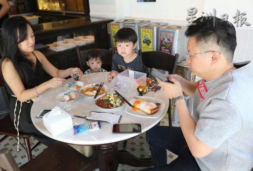 何九海南茶店在试营运期间，许多家庭一家大小前往享用早餐之余，也拍下该店的餐点。（马来西亚《星洲日报》）