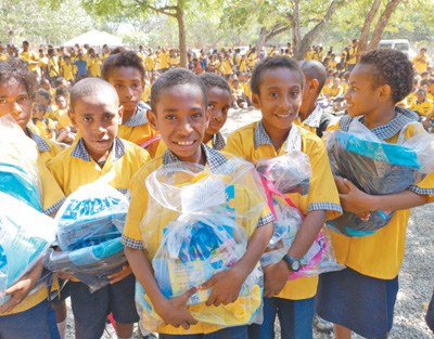 11月12日，巴布亚新几内亚首都莫尔兹比港韦盖尼小学的学生收到了来自中国的礼物。 人民日报记者 曲翔宇摄